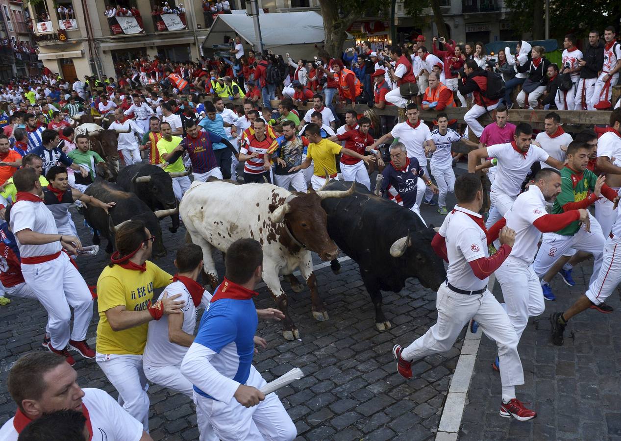 Un toro adelantado siembra el peligro en el tercer encierro