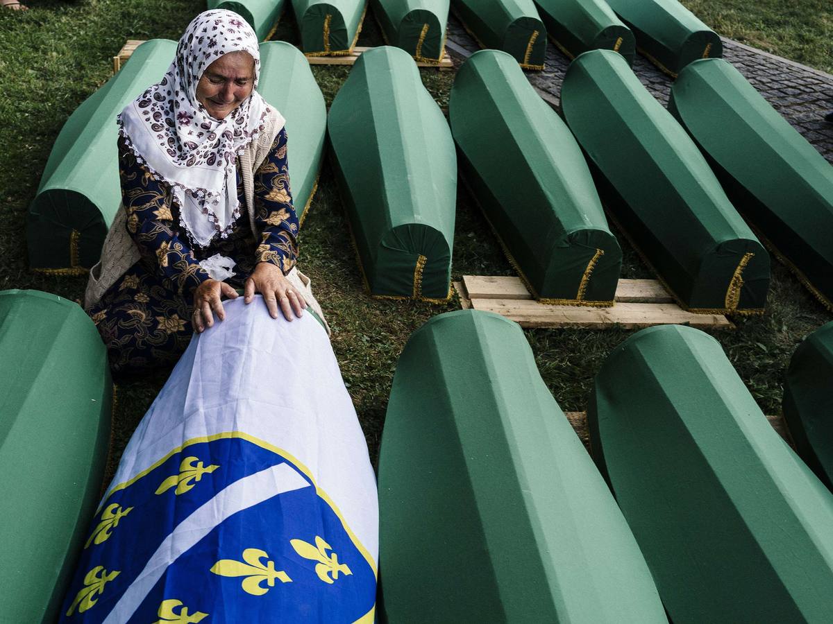 Familiares recuerdan víctimas de la masacre de Srebrenica