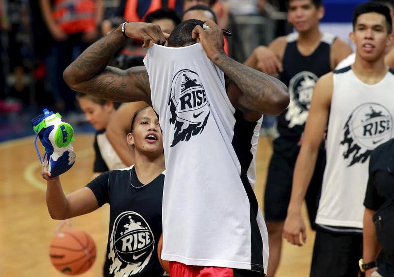 LeBron se exhibe en Manila