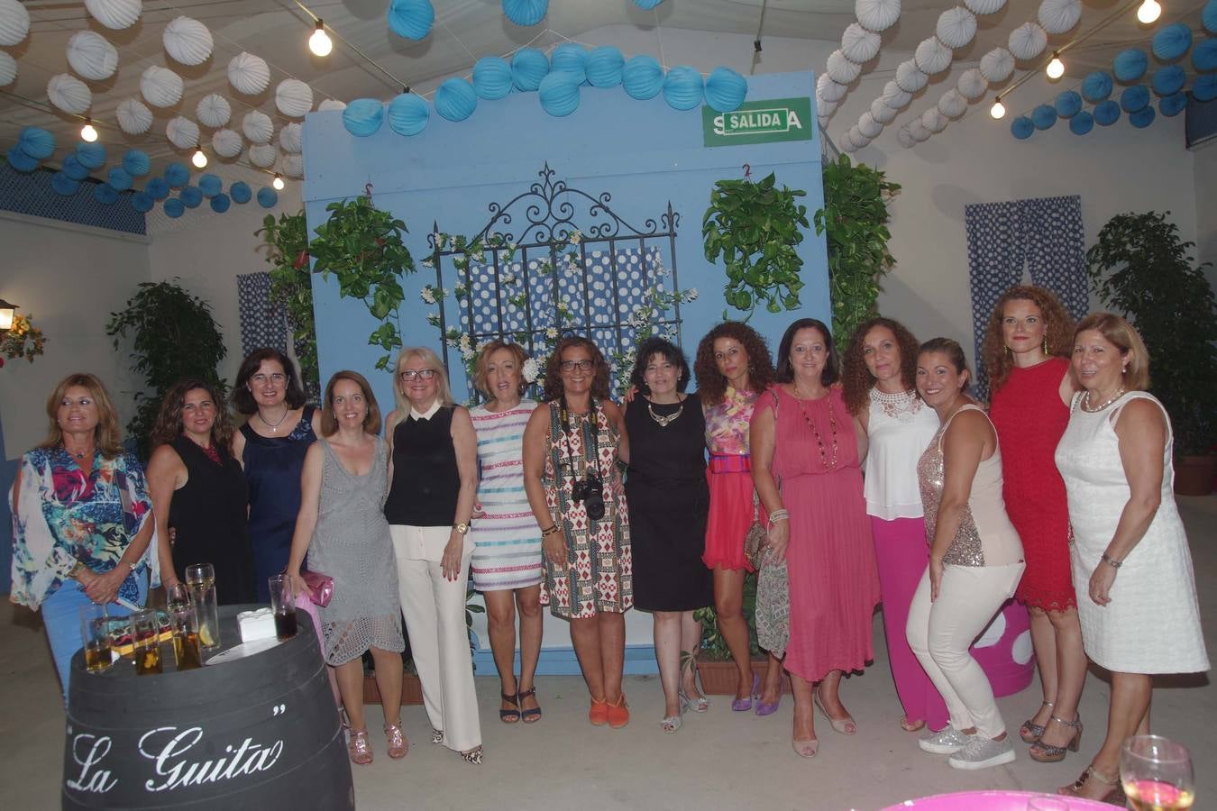 Grupo de mujeres de directivos del Colegio de Peritos con Alejandra Pérez.