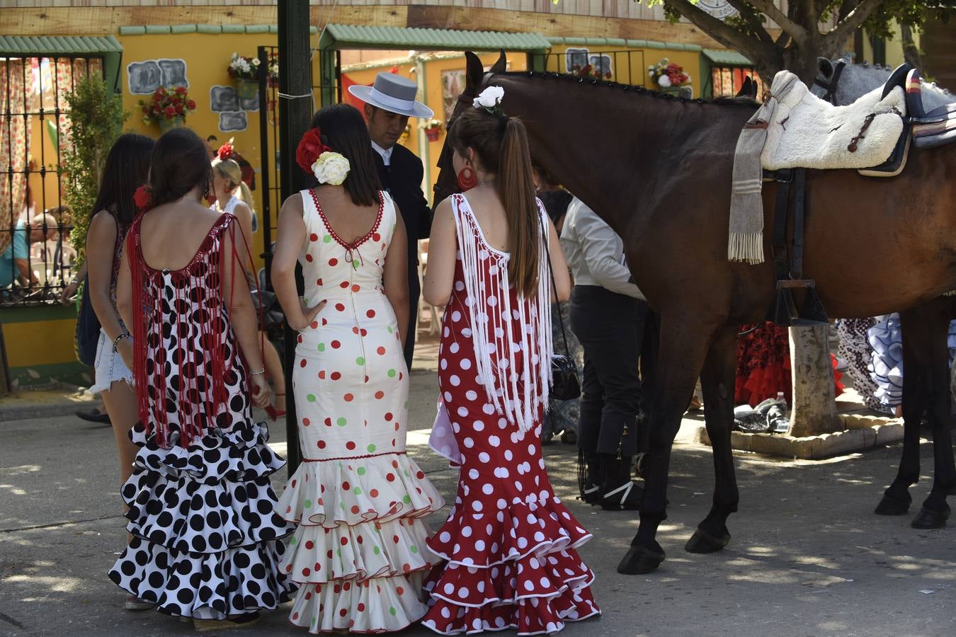 Fotos del ambiente en el Real de la Feria de día el viernes 21