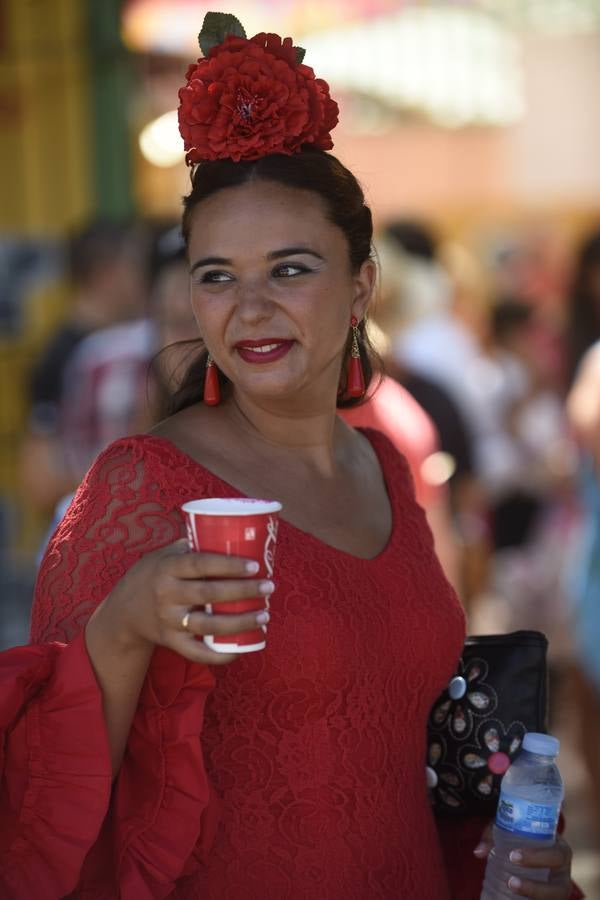 Fotos del ambiente en el Real de la Feria de día el viernes 21