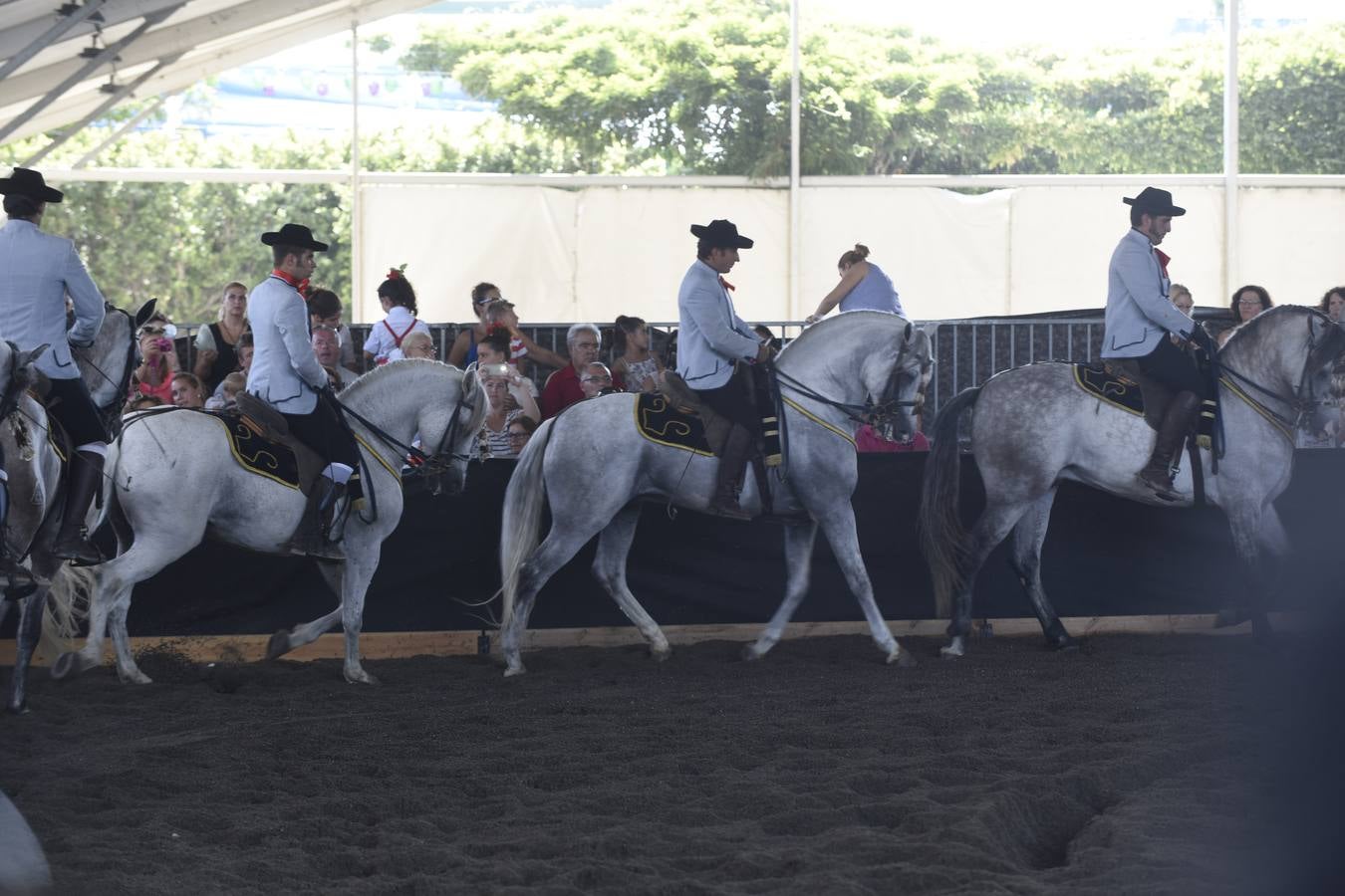 Fotos del ambiente en el Real de la Feria de día el viernes 21