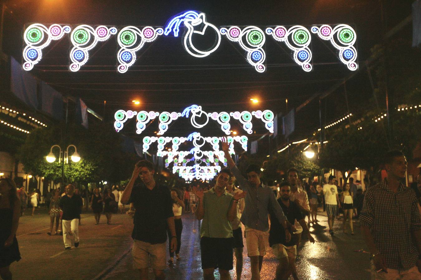 Fotos del ambiente en el Real de la Feria la noche del viernes 21