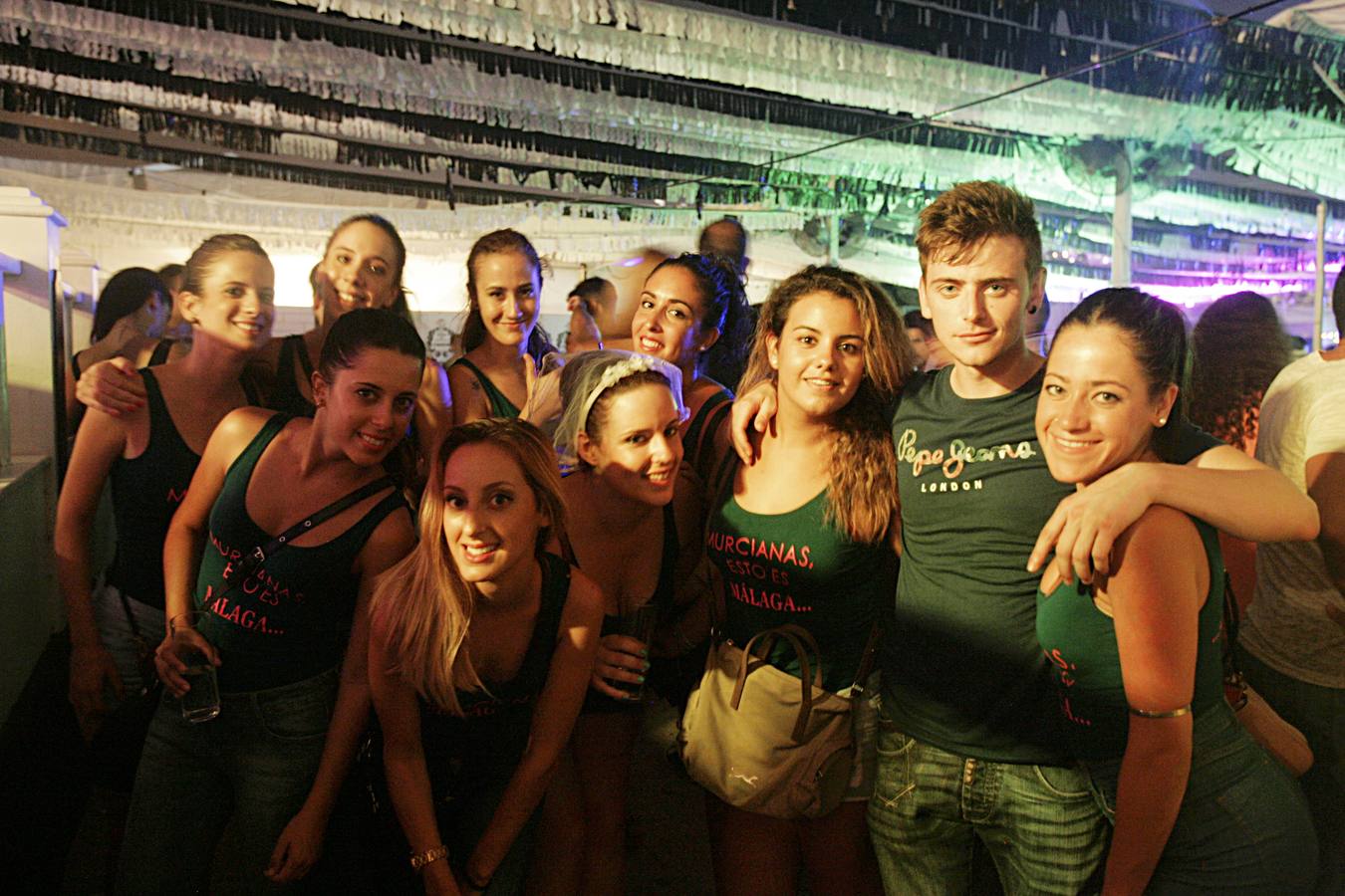 Fotos del ambiente en el Real de la Feria la noche del viernes 21