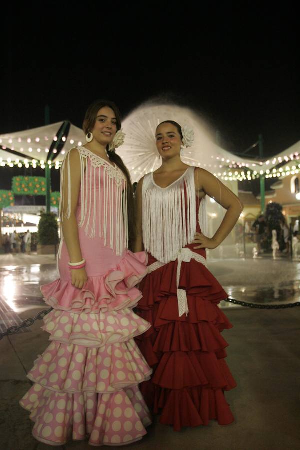Fotos del ambiente en el Real de la Feria la noche del viernes 21