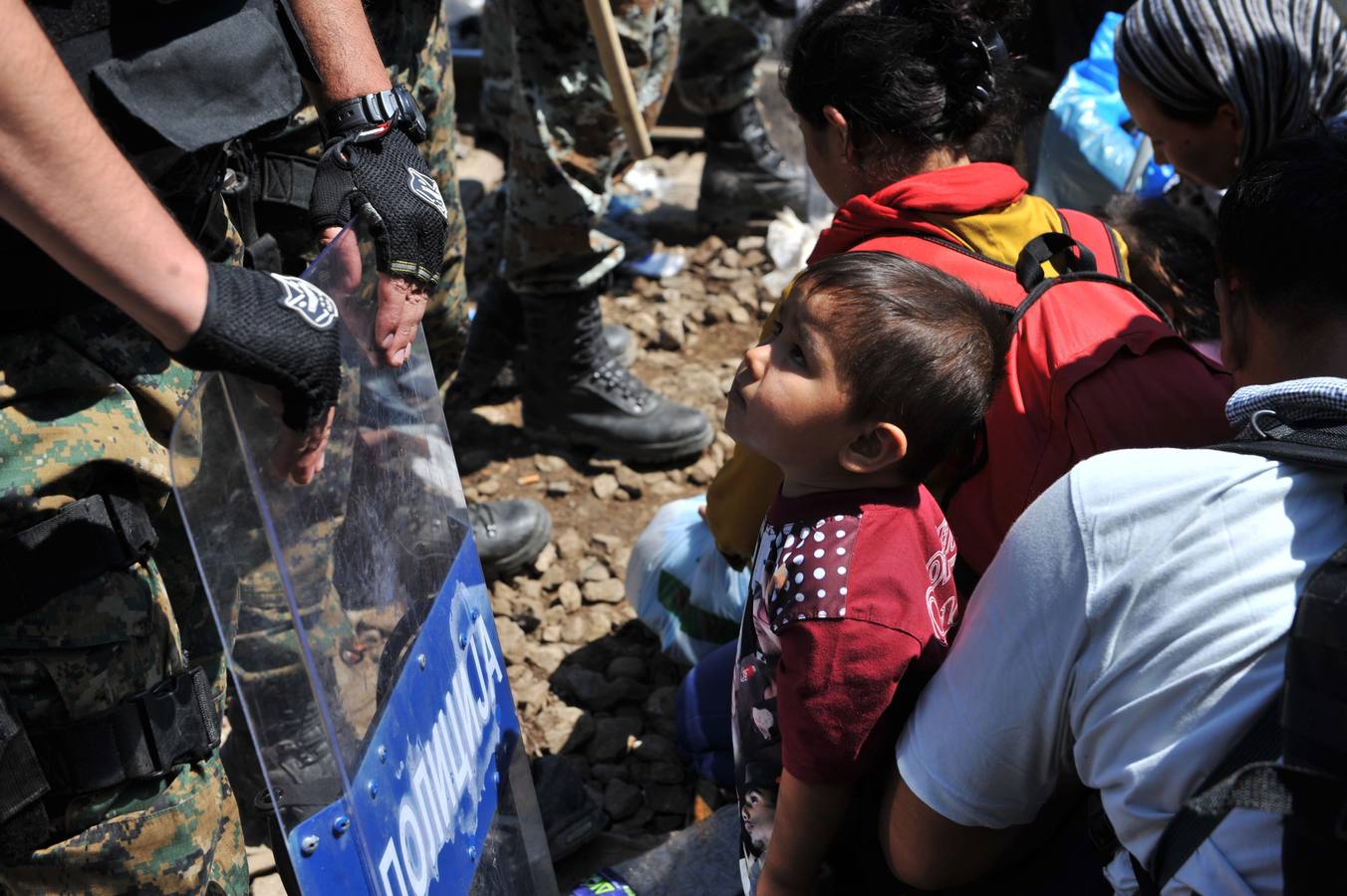Macedonia deja entrar a cientos de migrantes agolpados en su frontera