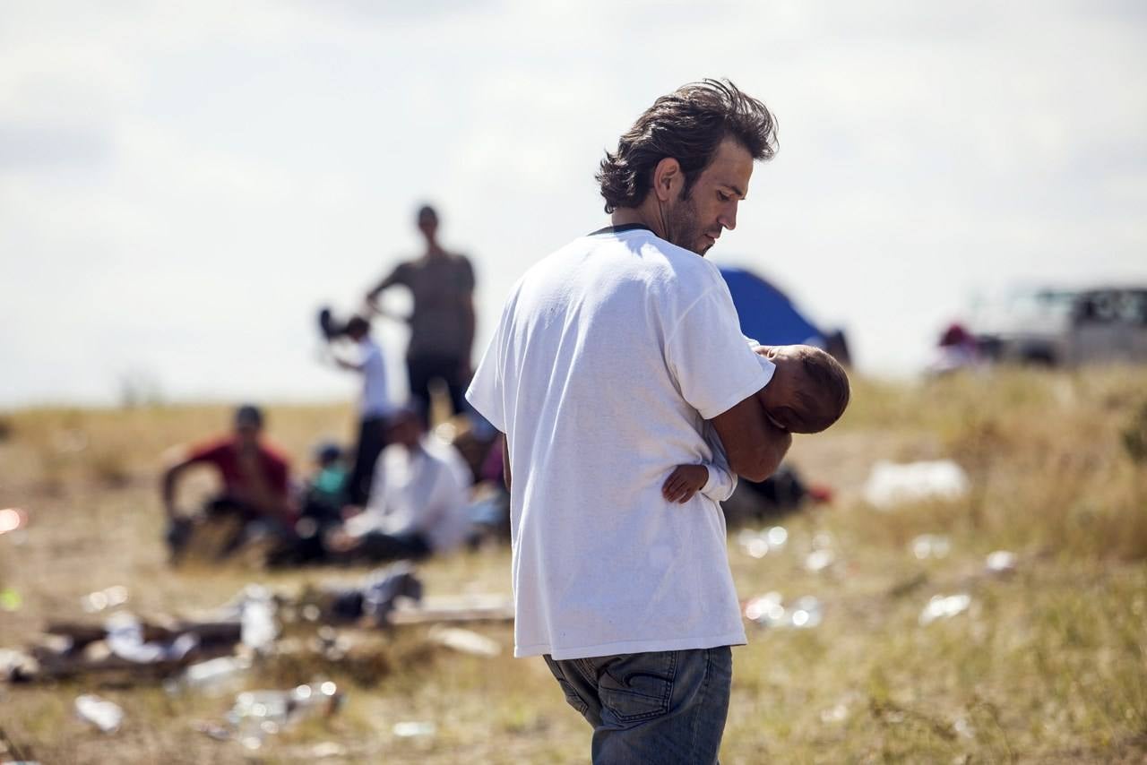 Macedonia deja entrar a cientos de migrantes agolpados en su frontera