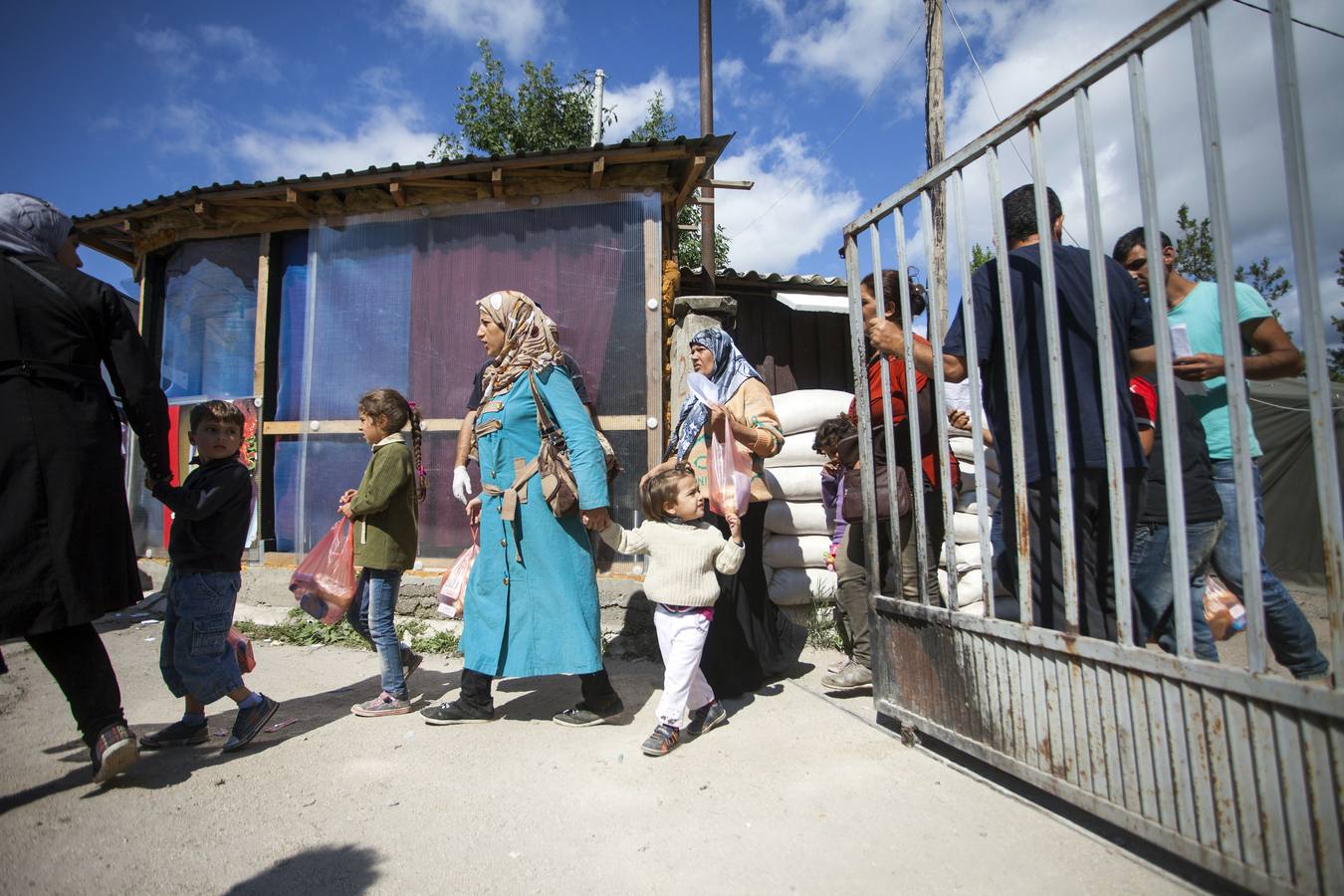 Macedonia deja entrar a cientos de migrantes agolpados en su frontera
