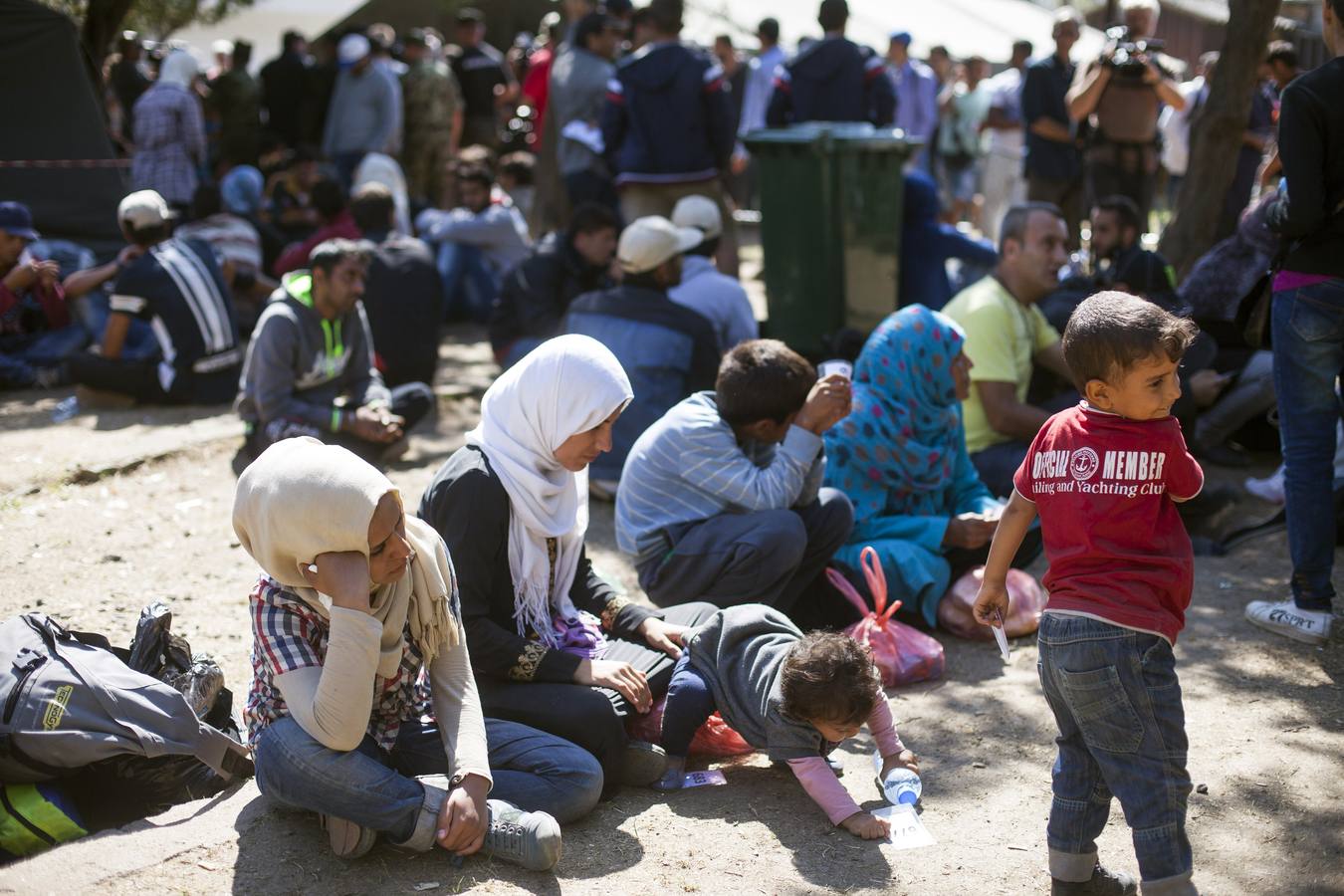 Macedonia deja entrar a cientos de migrantes agolpados en su frontera