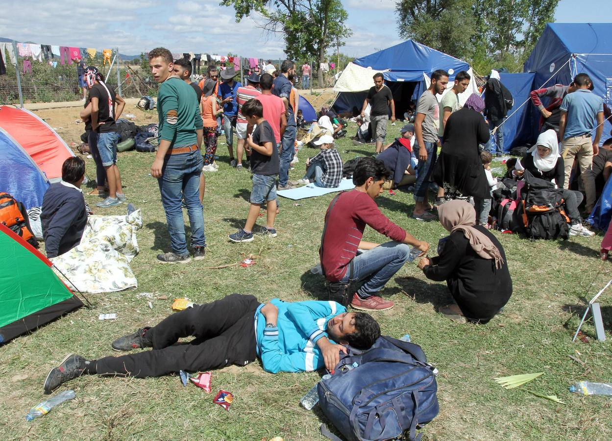 Macedonia deja entrar a cientos de migrantes agolpados en su frontera