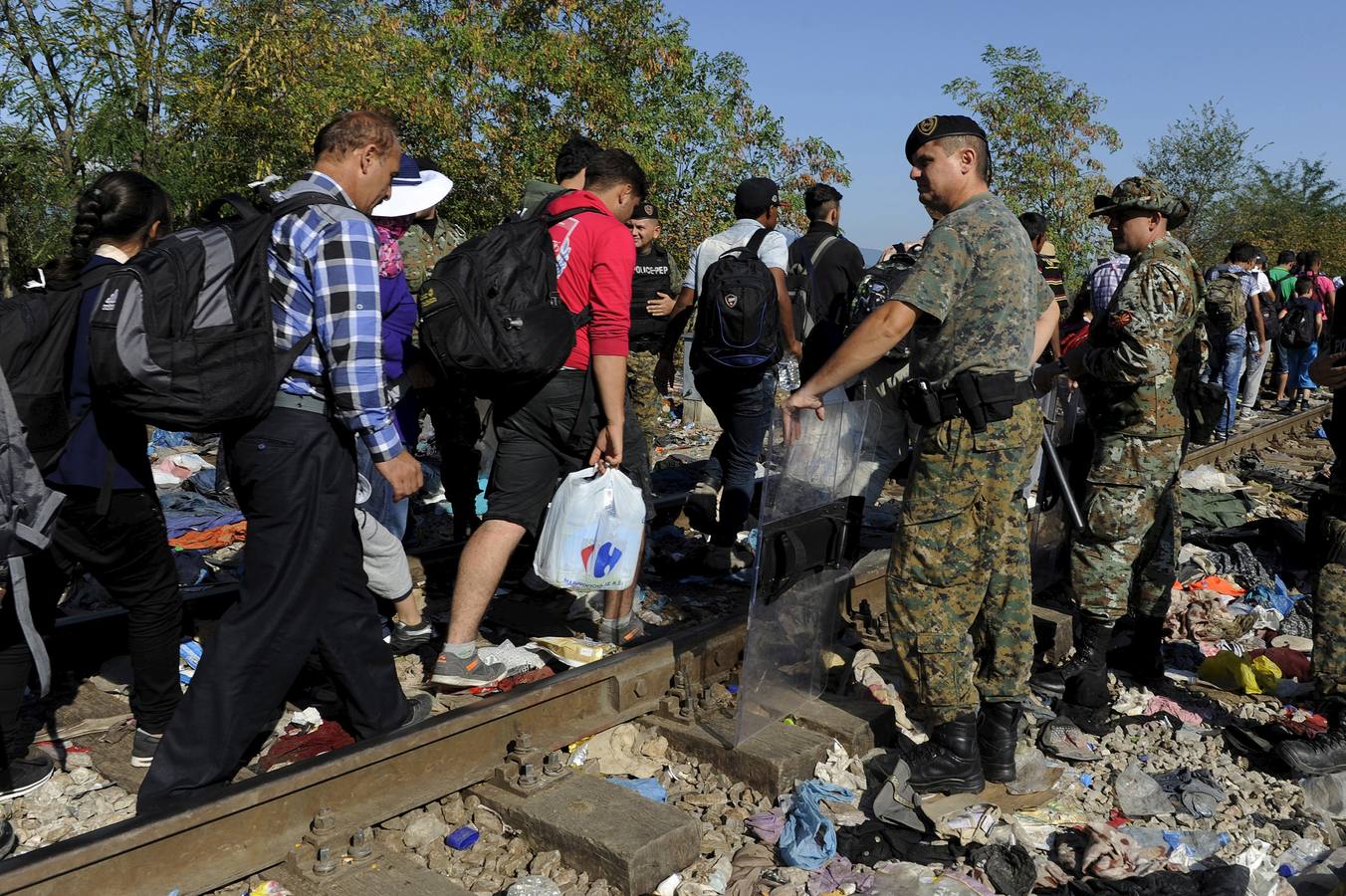 Macedonia deja entrar a cientos de migrantes agolpados en su frontera