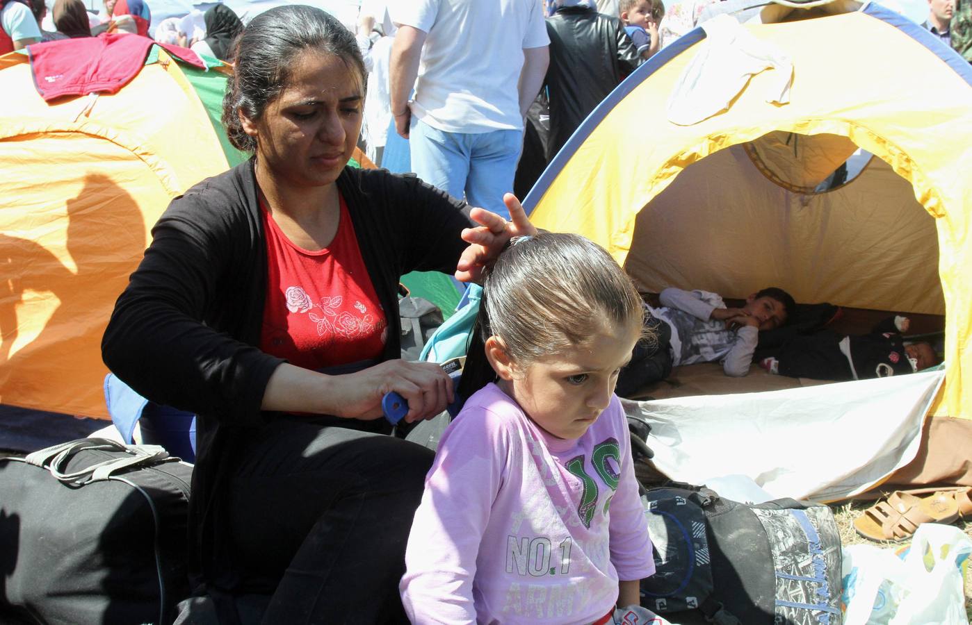 Macedonia deja entrar a cientos de migrantes agolpados en su frontera