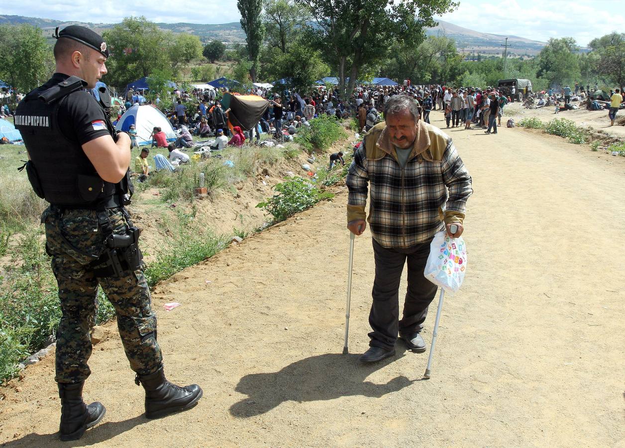 Macedonia deja entrar a cientos de migrantes agolpados en su frontera