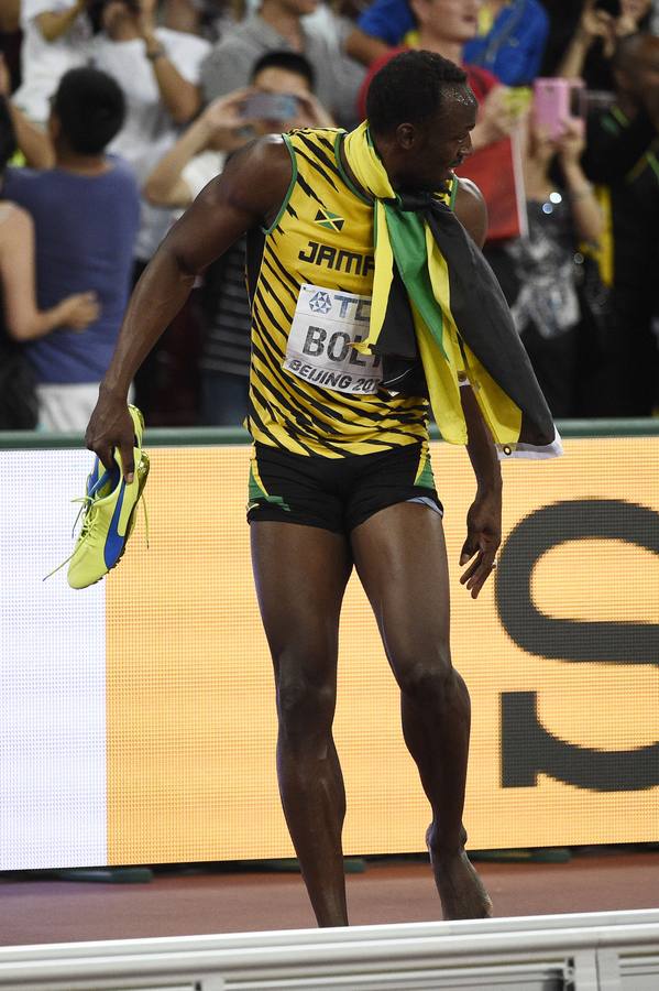 Usain Bolt arrasa en la final de 200