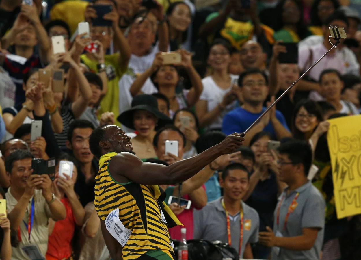 Usain Bolt arrasa en la final de 200