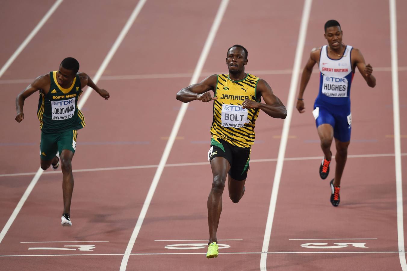 Usain Bolt arrasa en la final de 200