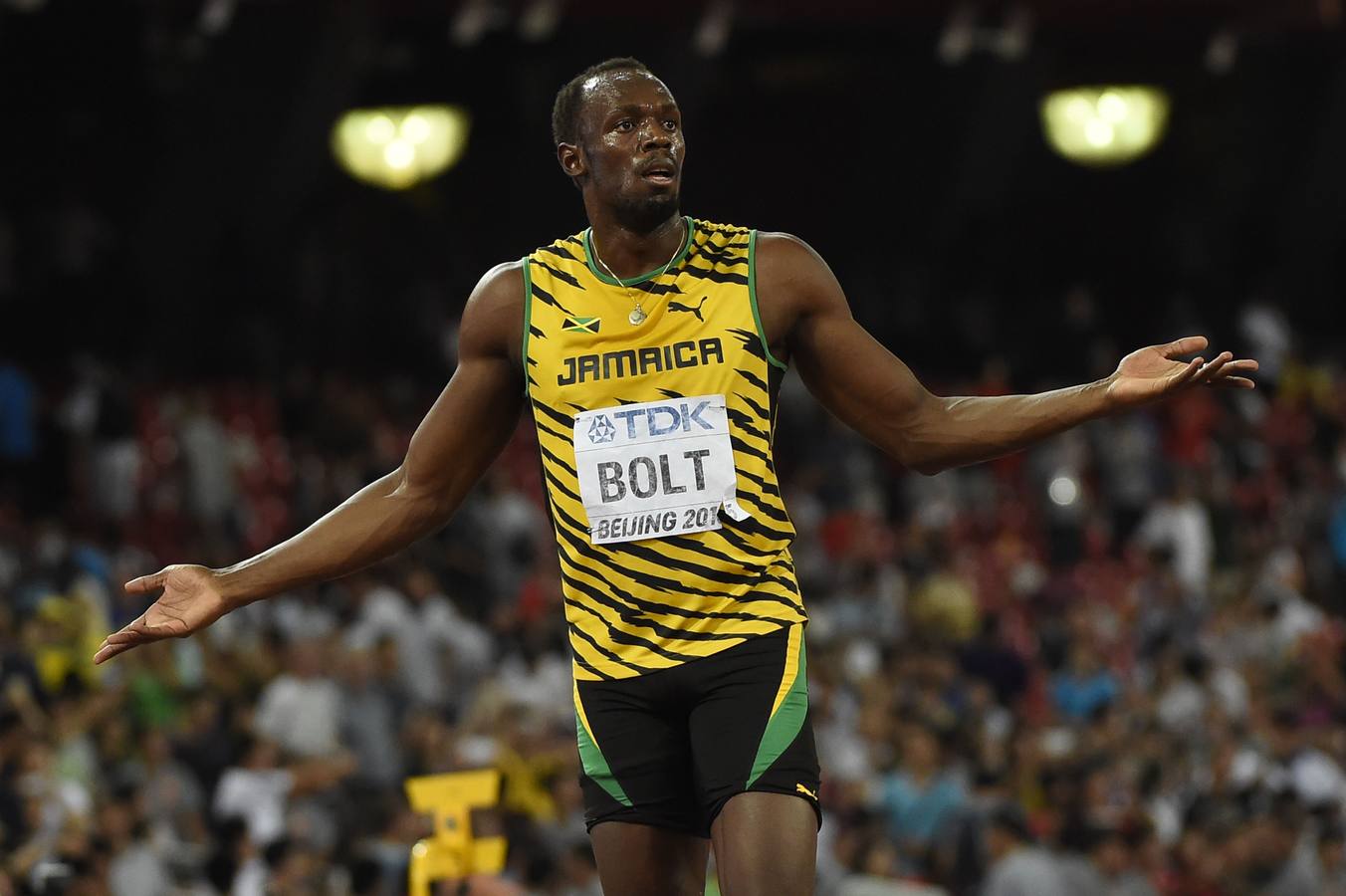 Usain Bolt arrasa en la final de 200