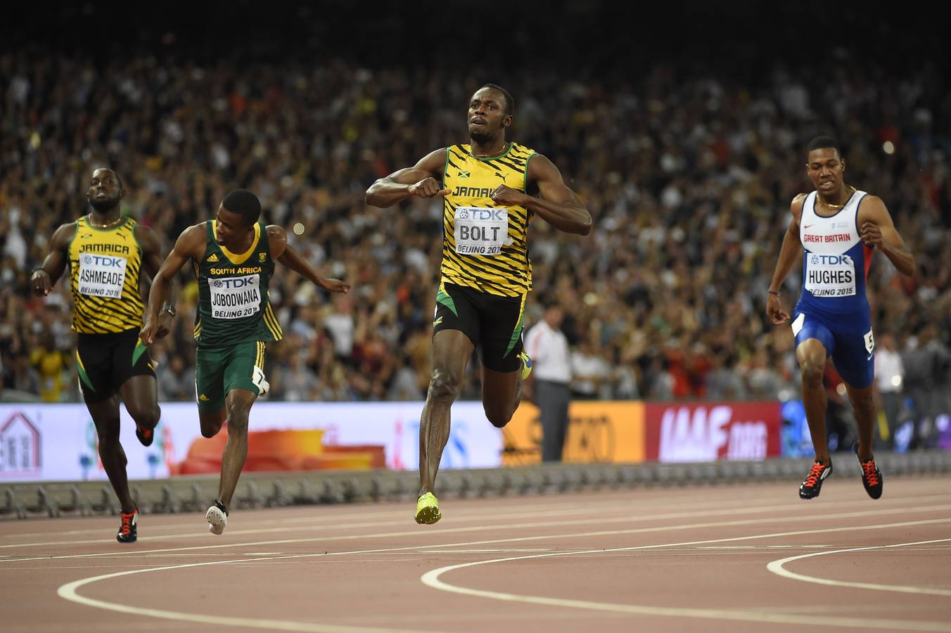 Usain Bolt arrasa en la final de 200