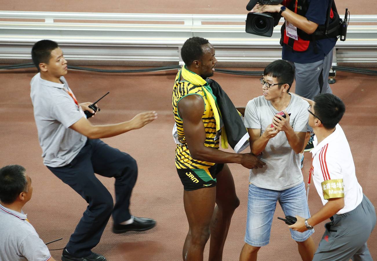 Usain Bolt arrasa en la final de 200