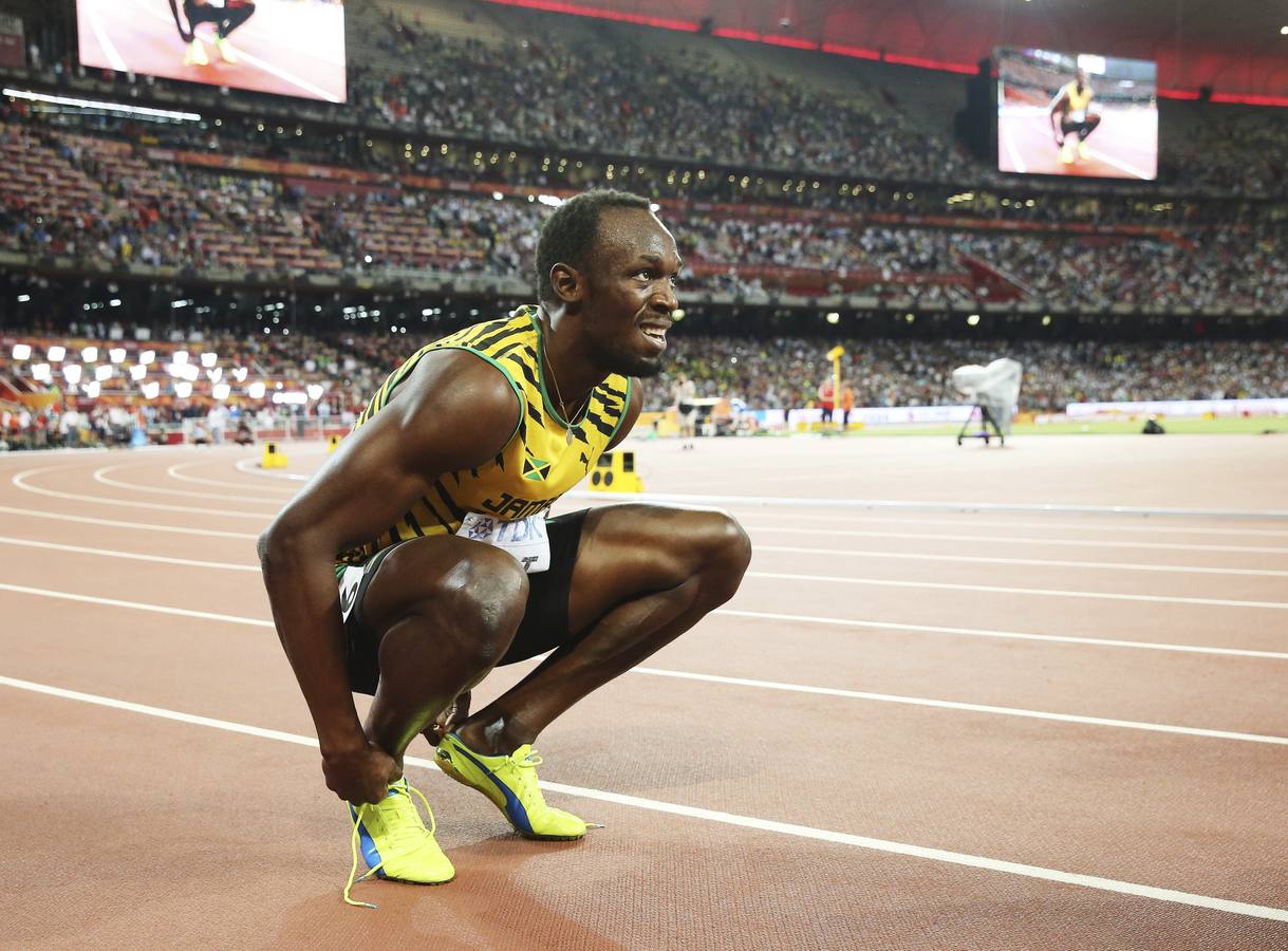 Usain Bolt arrasa en la final de 200