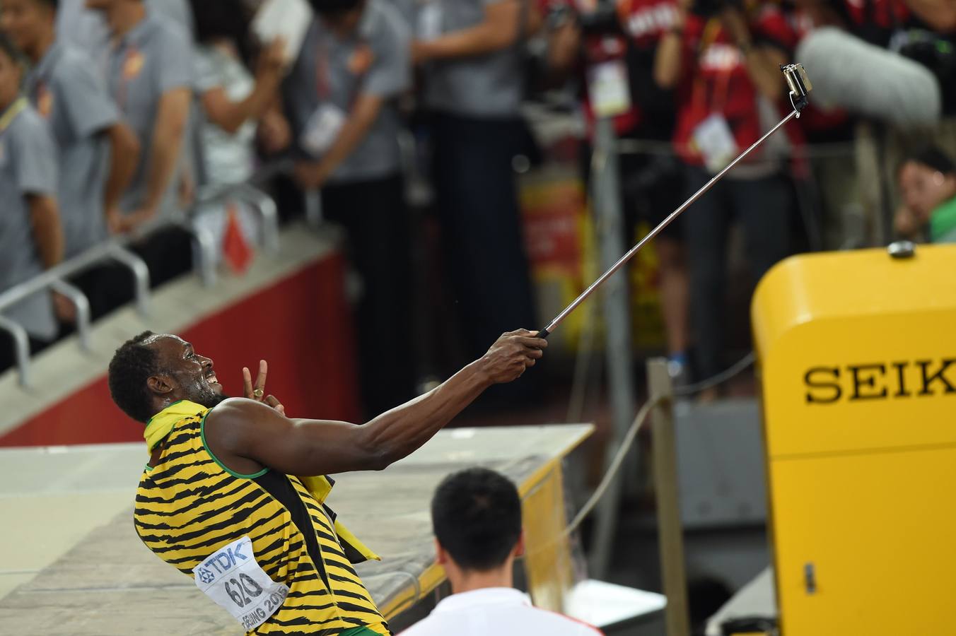 Usain Bolt arrasa en la final de 200