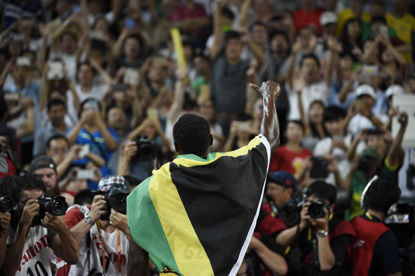 Usain Bolt arrasa en la final de 200