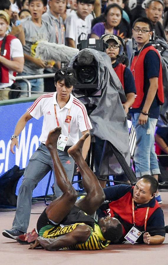 Usain Bolt arrasa en la final de 200