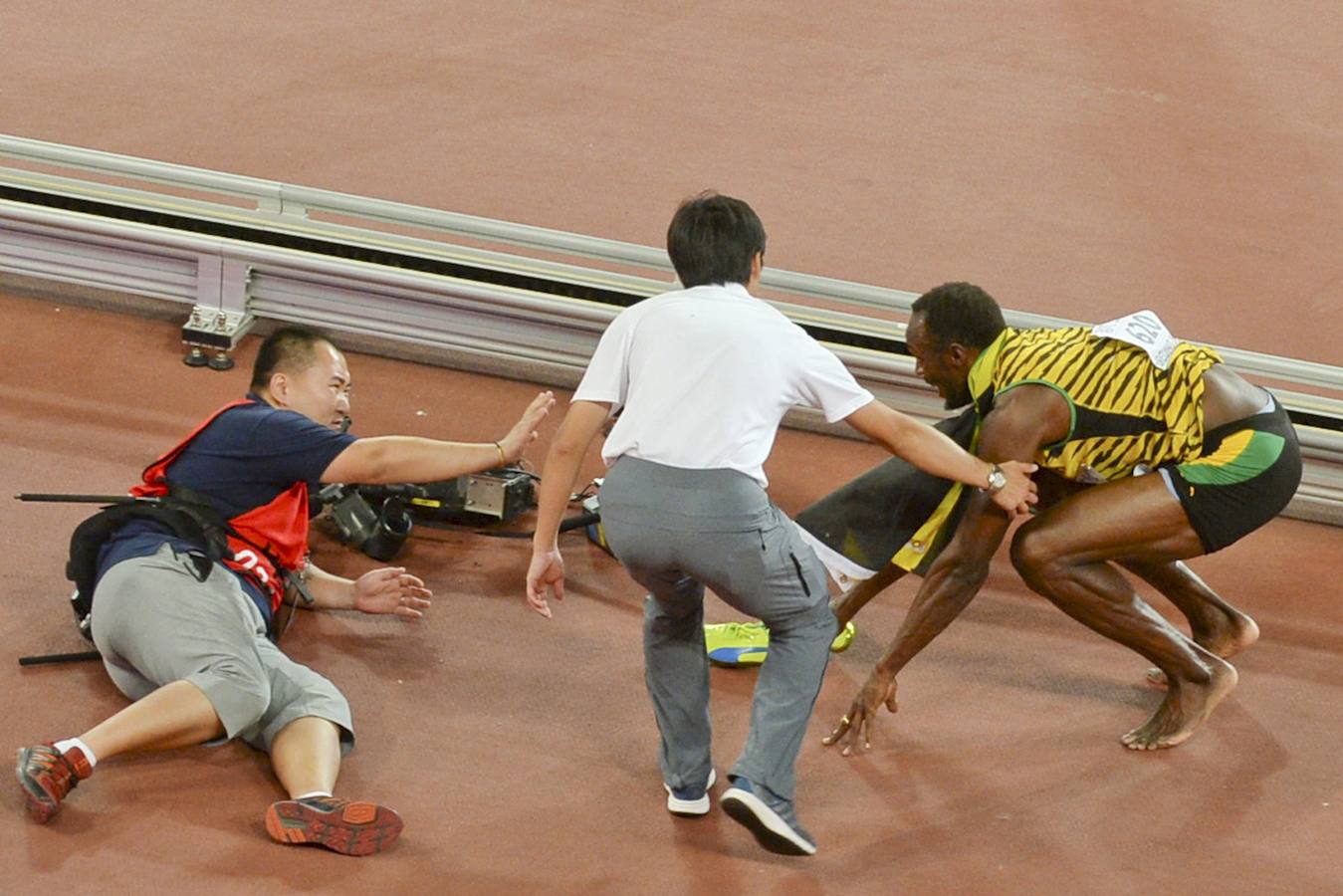 Usain Bolt arrasa en la final de 200