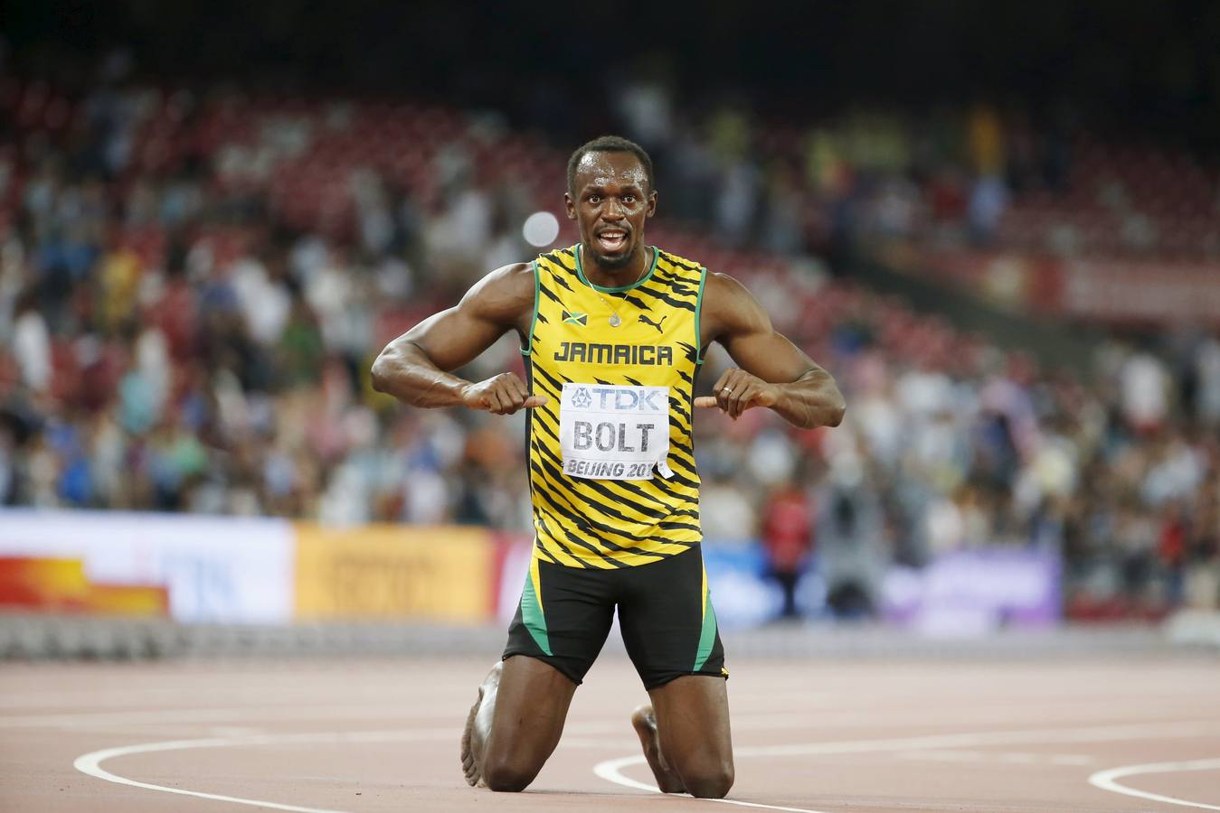 Usain Bolt arrasa en la final de 200