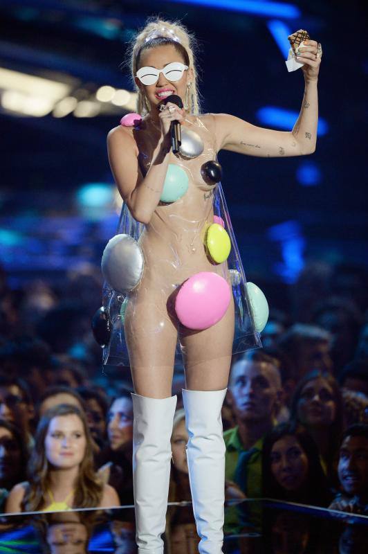 Miley Cyrus con uno de sus llamativos trajes.