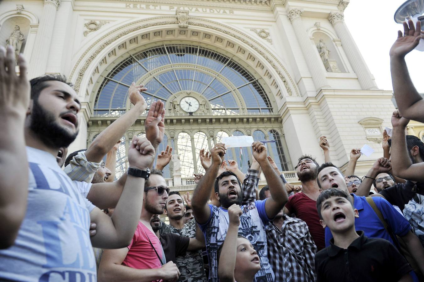 Hungría no deja entrar en la estación de tren de Budapest a los refugiados