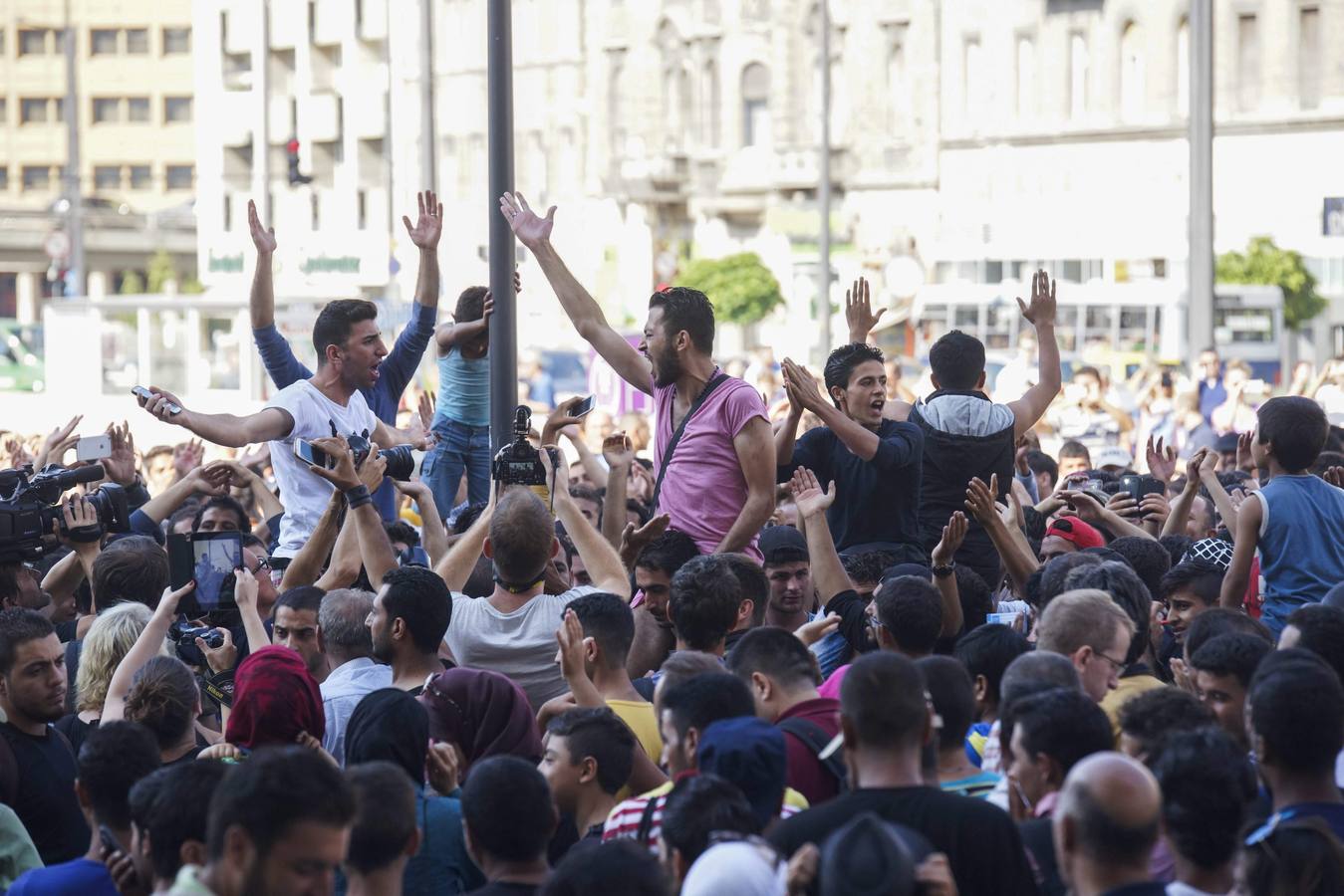 Hungría no deja entrar en la estación de tren de Budapest a los refugiados