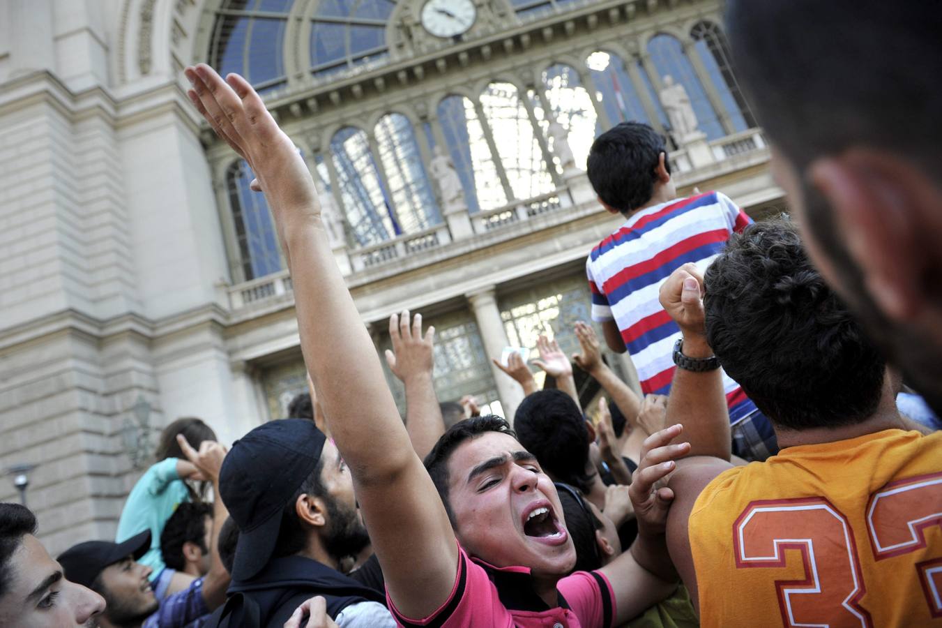 Hungría no deja entrar en la estación de tren de Budapest a los refugiados