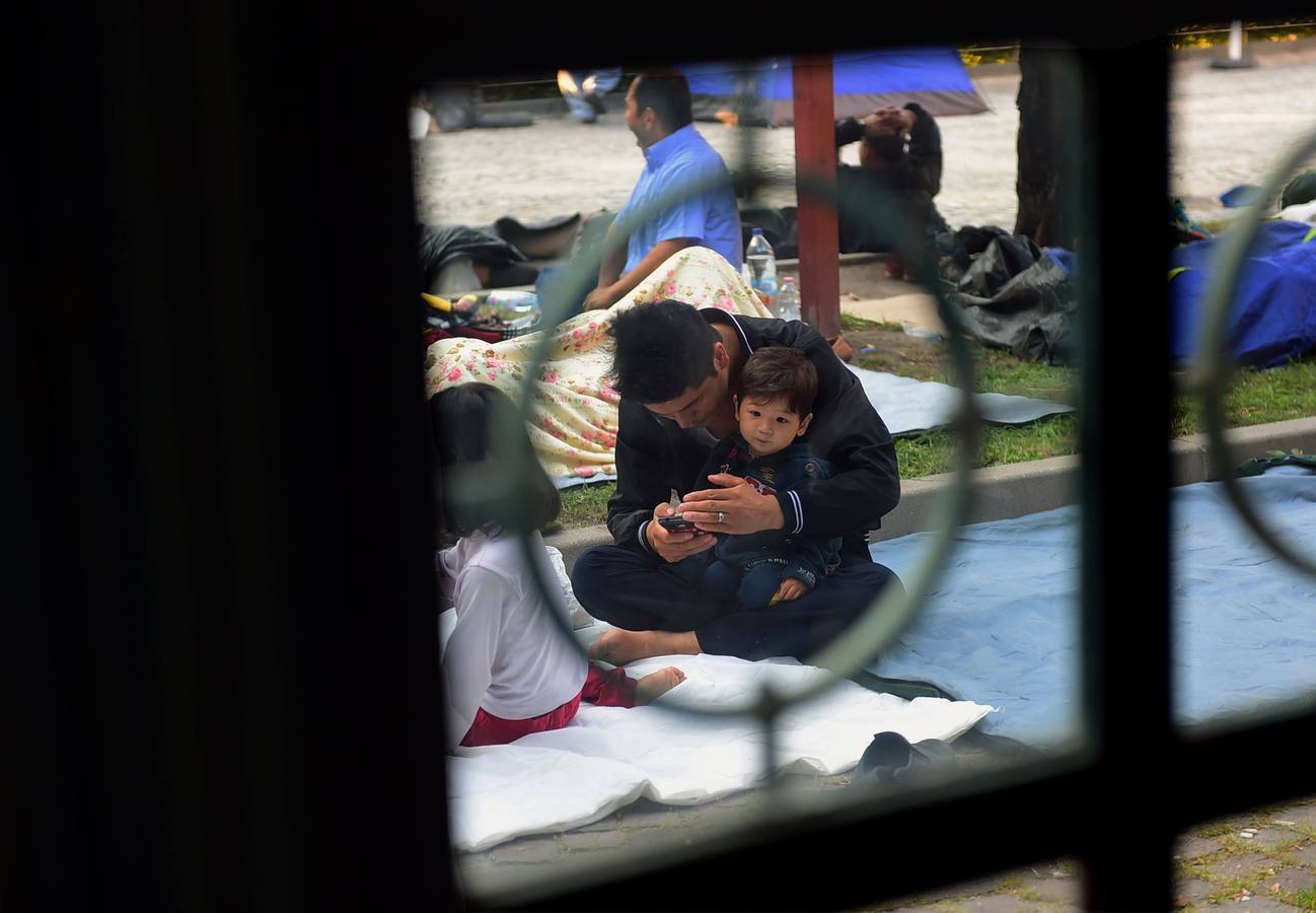 Hungría no deja entrar en la estación de tren de Budapest a los refugiados