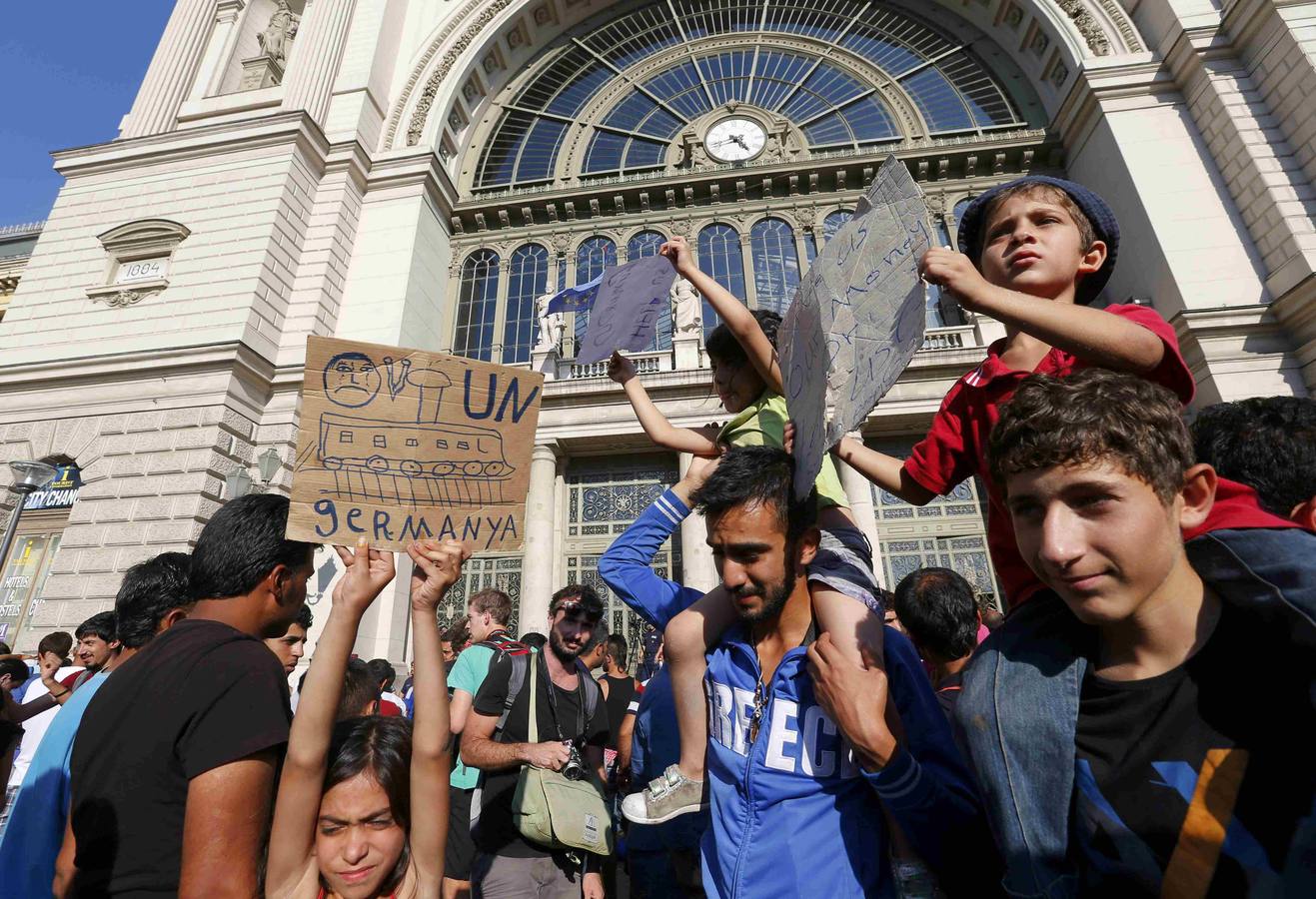 Hungría no deja entrar en la estación de tren de Budapest a los refugiados