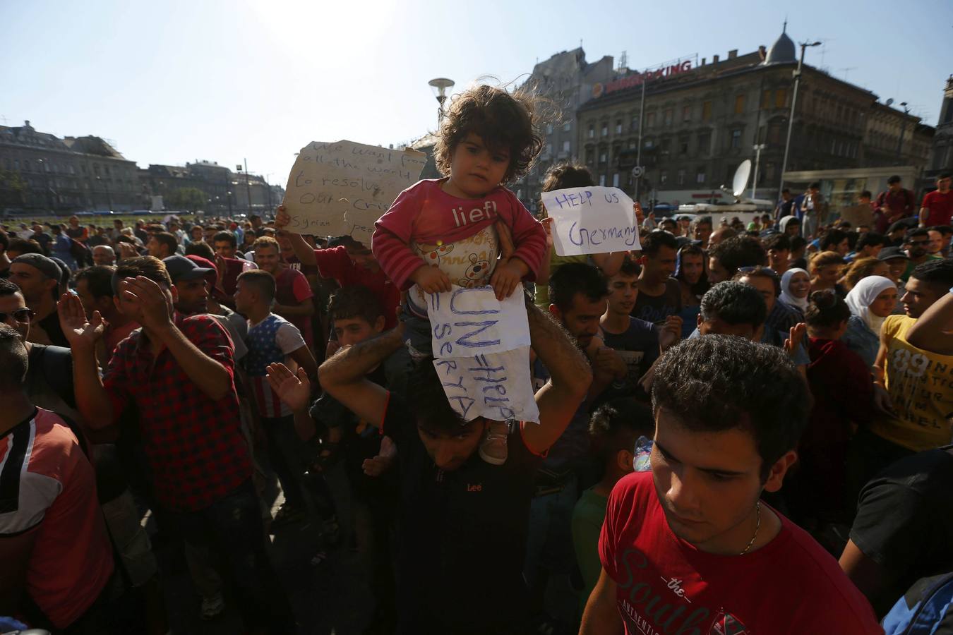 Hungría no deja entrar en la estación de tren de Budapest a los refugiados