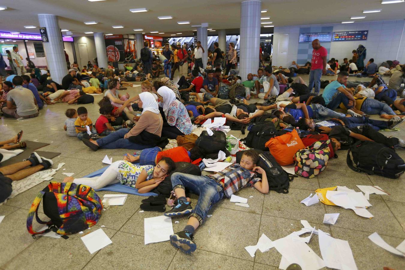 Hungría no deja entrar en la estación de tren de Budapest a los refugiados