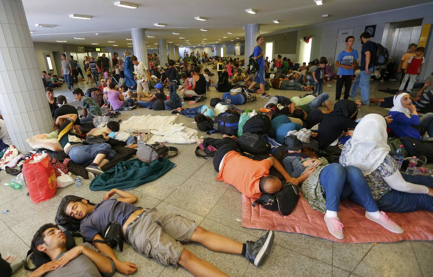 Hungría no deja entrar en la estación de tren de Budapest a los refugiados