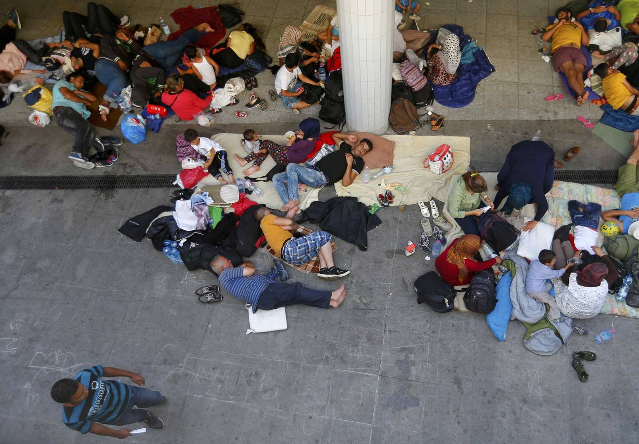 Hungría no deja entrar en la estación de tren de Budapest a los refugiados