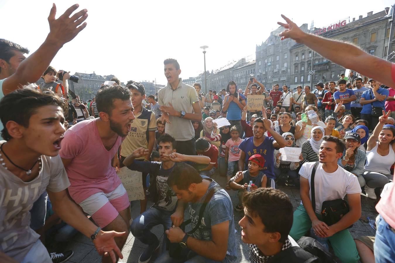 Hungría no deja entrar en la estación de tren de Budapest a los refugiados