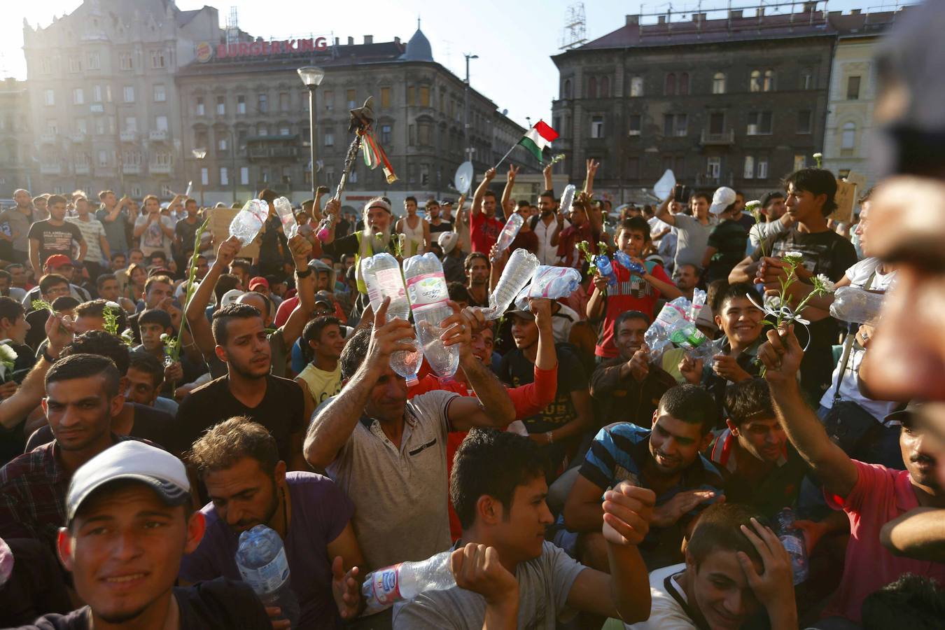 Hungría no deja entrar en la estación de tren de Budapest a los refugiados