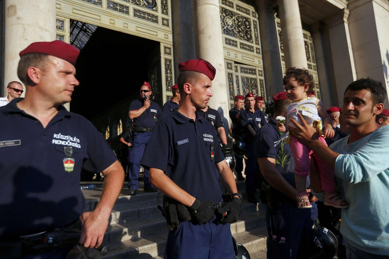 Hungría no deja entrar en la estación de tren de Budapest a los refugiados