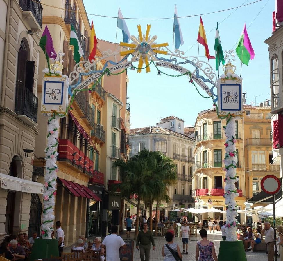 Málaga se engalana para la coronación de la Virgen del Rocío