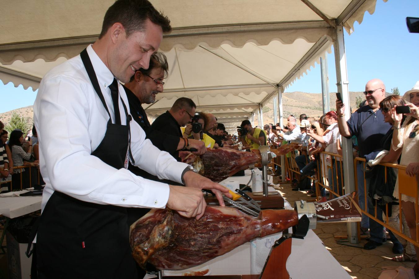 Sierra de Yeguas logra el récord Guinness de cortadores de jamón