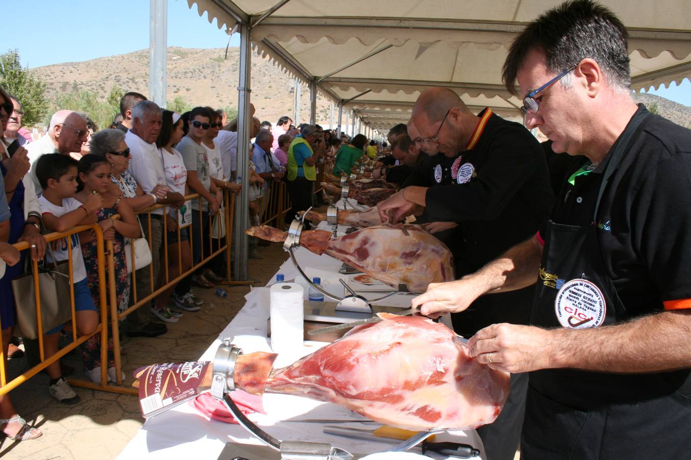 Sierra de Yeguas logra el récord Guinness de cortadores de jamón