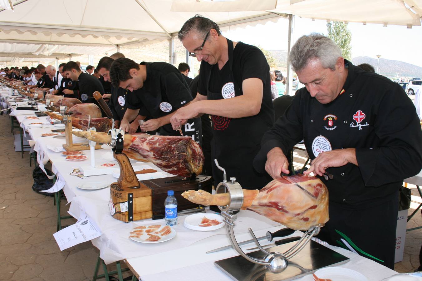 Sierra de Yeguas logra el récord Guinness de cortadores de jamón