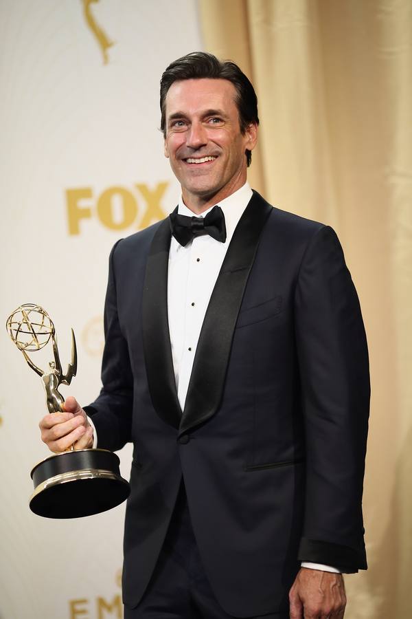 Jon Hamm posa con el premio Emmy al mejor actor dramático por 'Mad Men'.