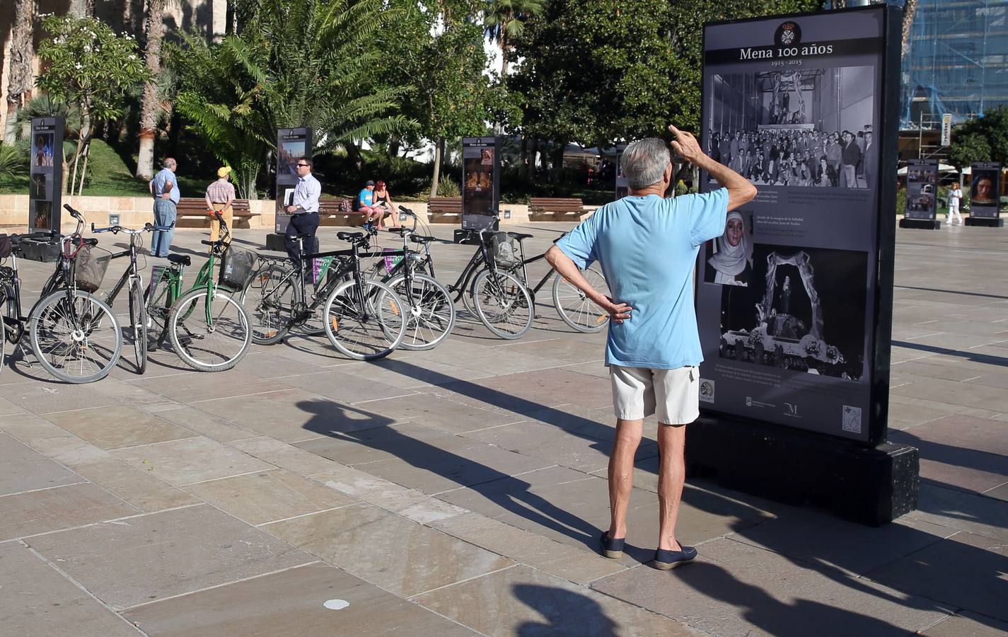 La exposición de la calle Alcazabilla que recoge el siglo de historia de Mena, en imágenes