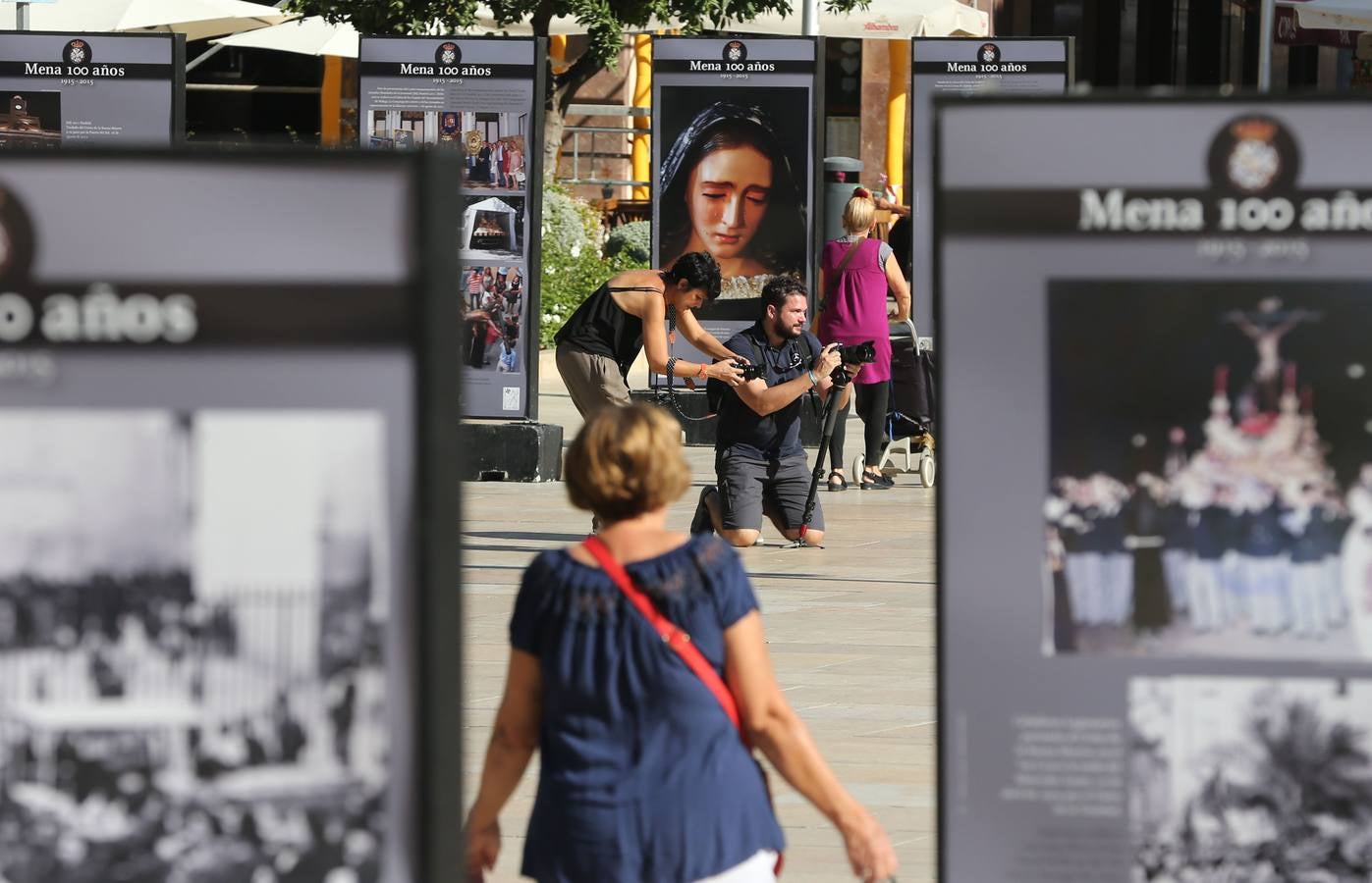 La exposición de la calle Alcazabilla que recoge el siglo de historia de Mena, en imágenes